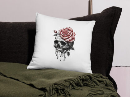 Schädel mit blutroter RoseBasic-Kissen – Home & Living – klamottn.de Schädel mit blutroter RoseBasic-Kissen – Home & Living – klamottn.de