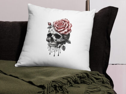 Schädel mit blutroter RoseBasic-Kissen – Home & Living – klamottn.de Schädel mit blutroter RoseBasic-Kissen – Home & Living – klamottn.de