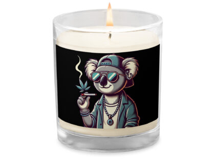 Entspannter Koala mit Joint Sojawachs-Kerze im Glas – Home & Living – klamottn.de Entspannter Koala mit Joint Sojawachs-Kerze im Glas – Home & Living – klamottn.de