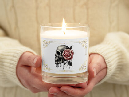 Schädel mit roter Rose Sojawachs-Kerze im Glas – Home & Living – klamottn.de Schädel mit roter Rose Sojawachs-Kerze im Glas – Home & Living – klamottn.de
