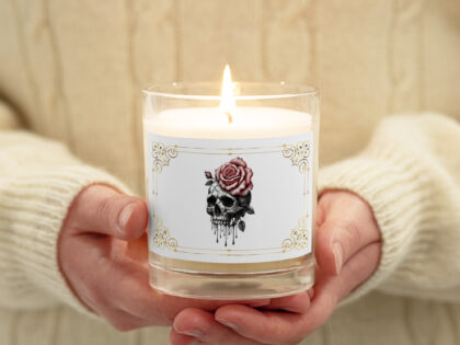 Schädel mit blutroter RoseSojawachs-Kerze im Glas – Home & Living – klamottn.de Schädel mit blutroter RoseSojawachs-Kerze im Glas – Home & Living – klamottn.de