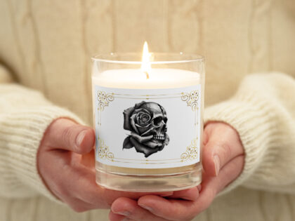 Monochromer Schädel mit Rose Sojawachs-Kerze im Glas – Home & Living – klamottn.de Monochromer Schädel mit Rose Sojawachs-Kerze im Glas – Home & Living – klamottn.de