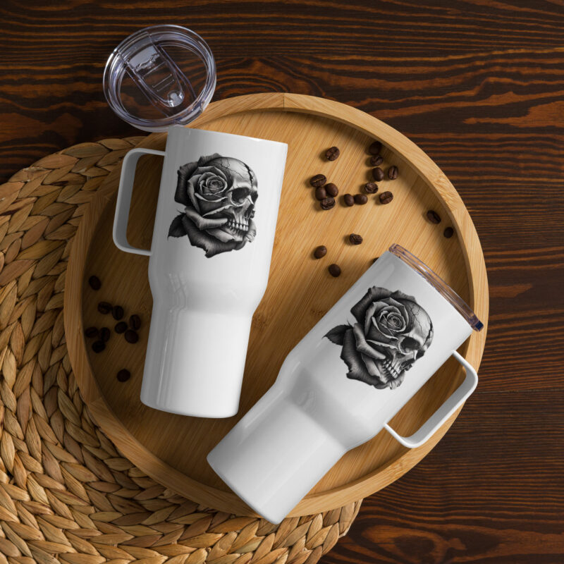 Monochromer Schädel mit Rose Reisebecher mit Griff – Accessoires – klamottn.de