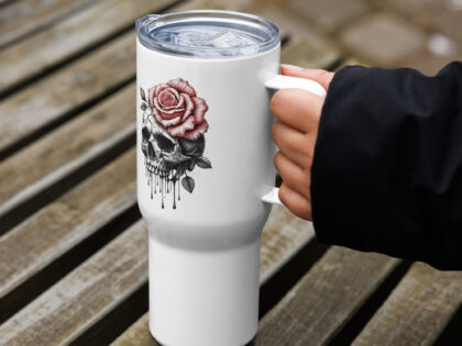 Schädel mit blutroter Rose Reisebecher mit Griff – Accessoires – klamottn.de Schädel mit blutroter Rose Reisebecher mit Griff – Accessoires – klamottn.de