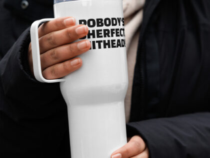 Pobody’s Sherfect, Nithead! Reisebecher mit Griff – Accessoires – klamottn.de Pobody’s Sherfect, Nithead! Reisebecher mit Griff – Accessoires – klamottn.de