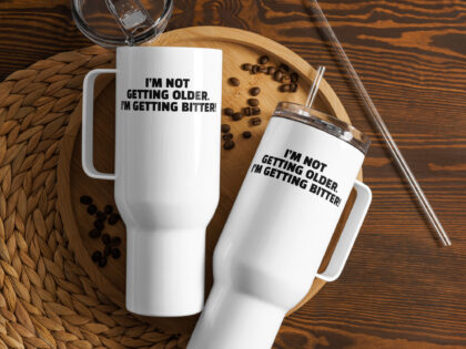 I'm Not Getting Older. I'm Getting Bitter! Reisebecher mit Griff – Accessoires – klamottn.de I'm Not Getting Older. I'm Getting Bitter! Reisebecher mit Griff – Accessoires – klamottn.de