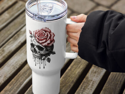 Schädel mit blutroter Rose Reisebecher mit Griff – Accessoires – klamottn.de Schädel mit blutroter Rose Reisebecher mit Griff – Accessoires – klamottn.de