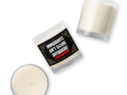 Immigrants Ain’t Going Anywhere Sojawachs-Kerze im Glas – Home & Living – klamottn.de Immigrants Ain’t Going Anywhere Sojawachs-Kerze im Glas – Home & Living – klamottn.de