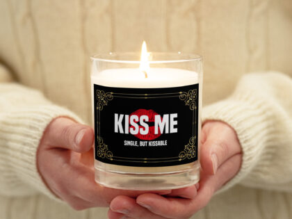 Kiss Me – Single, but Kissable Sojawachs-Kerze im Glas – Home & Living – klamottn.de Kiss Me – Single, but Kissable Sojawachs-Kerze im Glas – Home & Living – klamottn.de