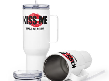 Kiss Me – Single, but Kissable Reisebecher mit Griff – Accessoires – klamottn.de Kiss Me – Single, but Kissable Reisebecher mit Griff – Accessoires – klamottn.de