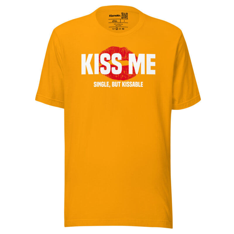 Kiss Me – Single, but Kissable Unisex-T-Shirt