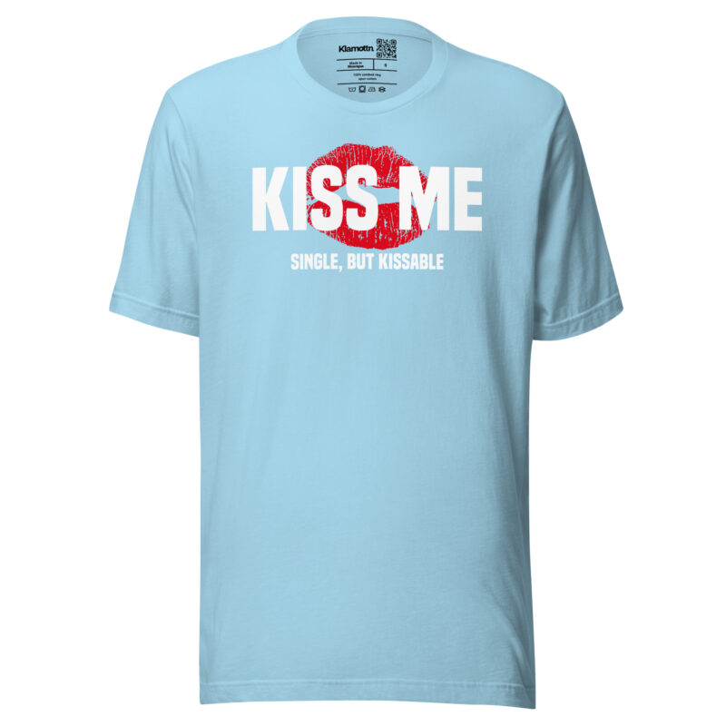 Kiss Me – Single, but Kissable Unisex-T-Shirt