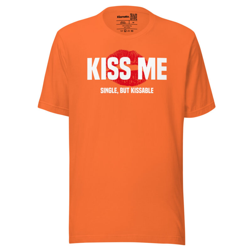 Kiss Me – Single, but Kissable Unisex-T-Shirt