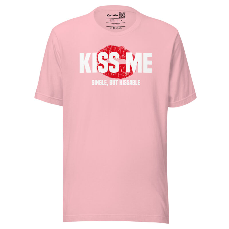 Kiss Me – Single, but Kissable Unisex-T-Shirt