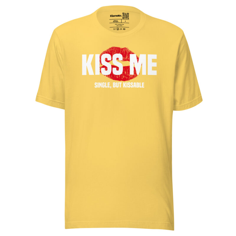 Kiss Me – Single, but Kissable Unisex-T-Shirt
