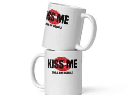 Kiss Me – Single, but Kissable Tasse – Home & Living – klamottn.de Kiss Me – Single, but Kissable Tasse – Home & Living – klamottn.de