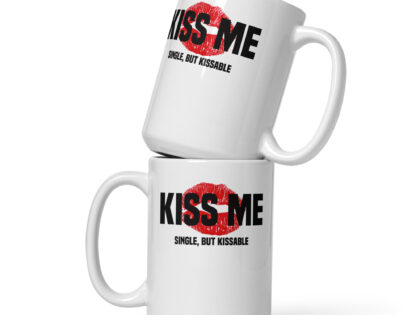 Kiss Me – Single, but Kissable Tasse – Home & Living – klamottn.de Kiss Me – Single, but Kissable Tasse – Home & Living – klamottn.de