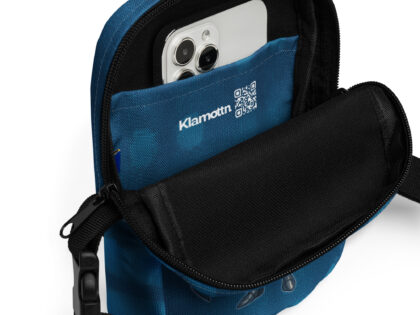 Digitaler Wächter des Wissens Umhängetasche – Accessoires – klamottn.de