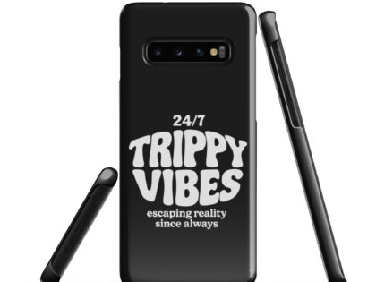 Trippy Vibes – Escaping reality since always Snapcase Samsung®-Hülle – Accessoires – klamottn.de Trippy Vibes – Escaping reality since always Snapcase Samsung®-Hülle – Accessoires – klamottn.de