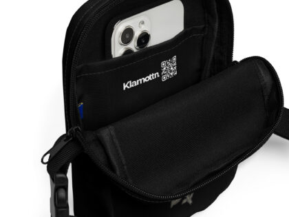 Schädel mit blutroter Rose Umhängetasche – Accessoires – klamottn.de Schädel mit blutroter Rose Umhängetasche – Accessoires – klamottn.de