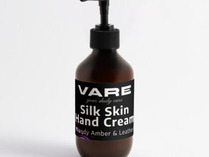 VARE Silk Skin Hand Cream – Woody Amber & Leather | 270 ml – VARE – klamottn.de VARE Silk Skin Hand Cream – Woody Amber & Leather | 270 ml – VARE – klamottn.de
