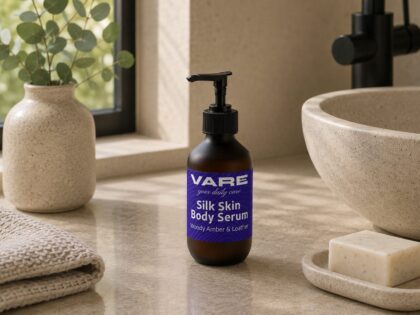 VARE Silk Skin Body Serum – Woody Amber & Leather | 270 ml – VARE – Klamottn™