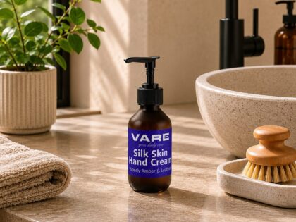 VARE Silk Skin Hand Cream – Woody Amber & Leather | 270 ml – VARE – Klamottn™