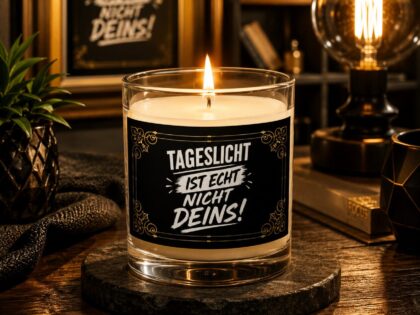 Tageslicht ist echt nicht deins Kerze – Home & Living – Klamottn™ Tageslicht ist echt nicht deins Kerze – Home & Living – Klamottn™