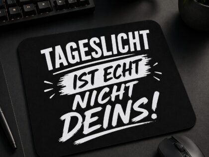 Tageslicht ist echt nicht deins Mauspad – Home & Living – Klamottn™ Tageslicht ist echt nicht deins Mauspad – Home & Living – Klamottn™