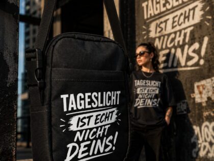 Tageslicht ist echt nicht deins Umhängetasche – Accessoires – Klamottn™ Tageslicht ist echt nicht deins Umhängetasche – Accessoires – Klamottn™