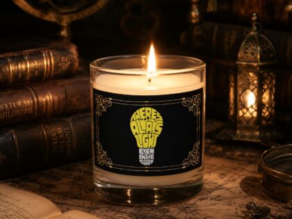 There's Always Light Even In The Dark Kerze – Home & Living – Klamottn™ There's Always Light Even In The Dark Kerze – Home & Living – Klamottn™